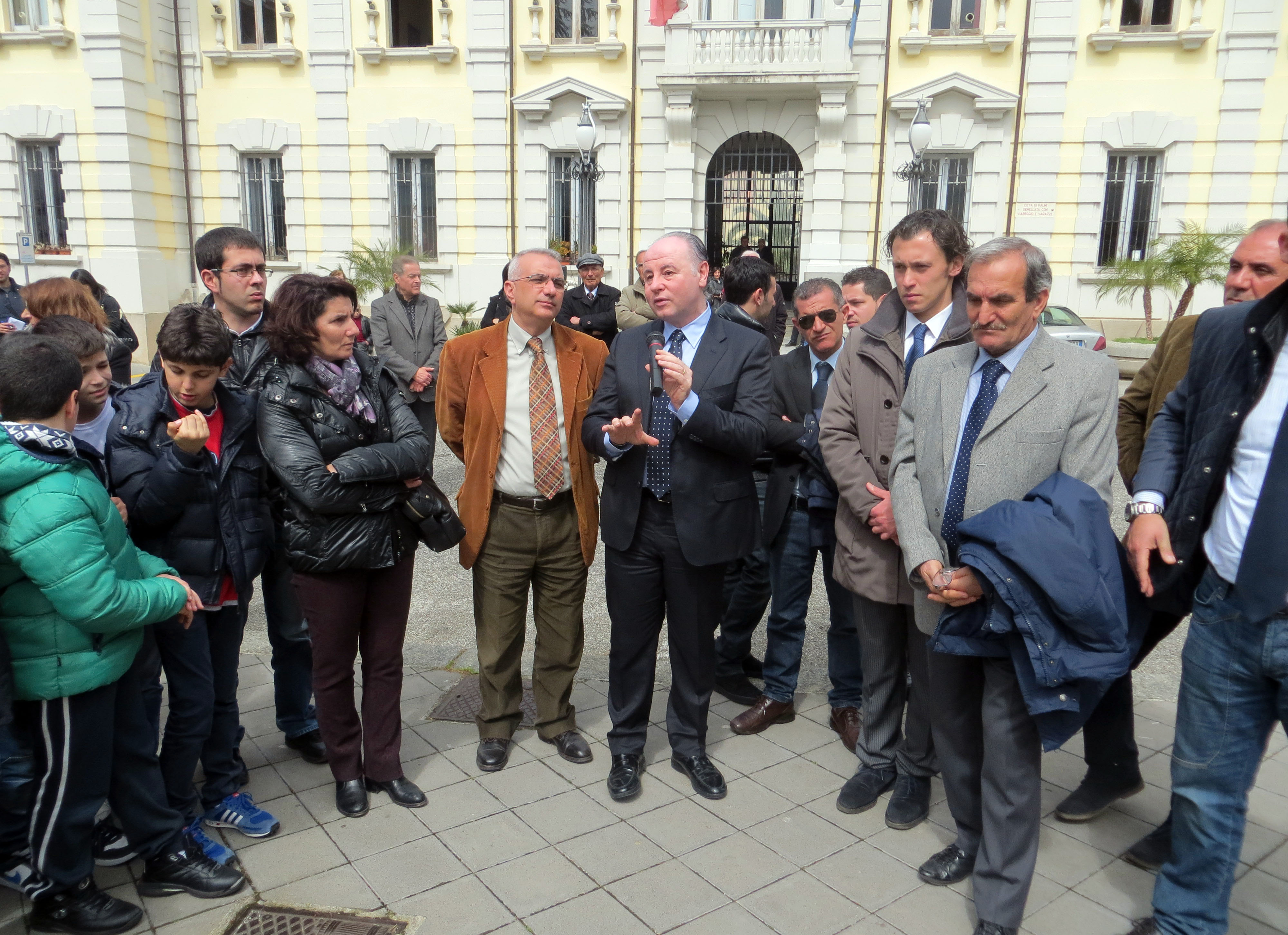 Il presidente Raffa all'assemblea popolare di Palmi sull'emergenza rifiuti